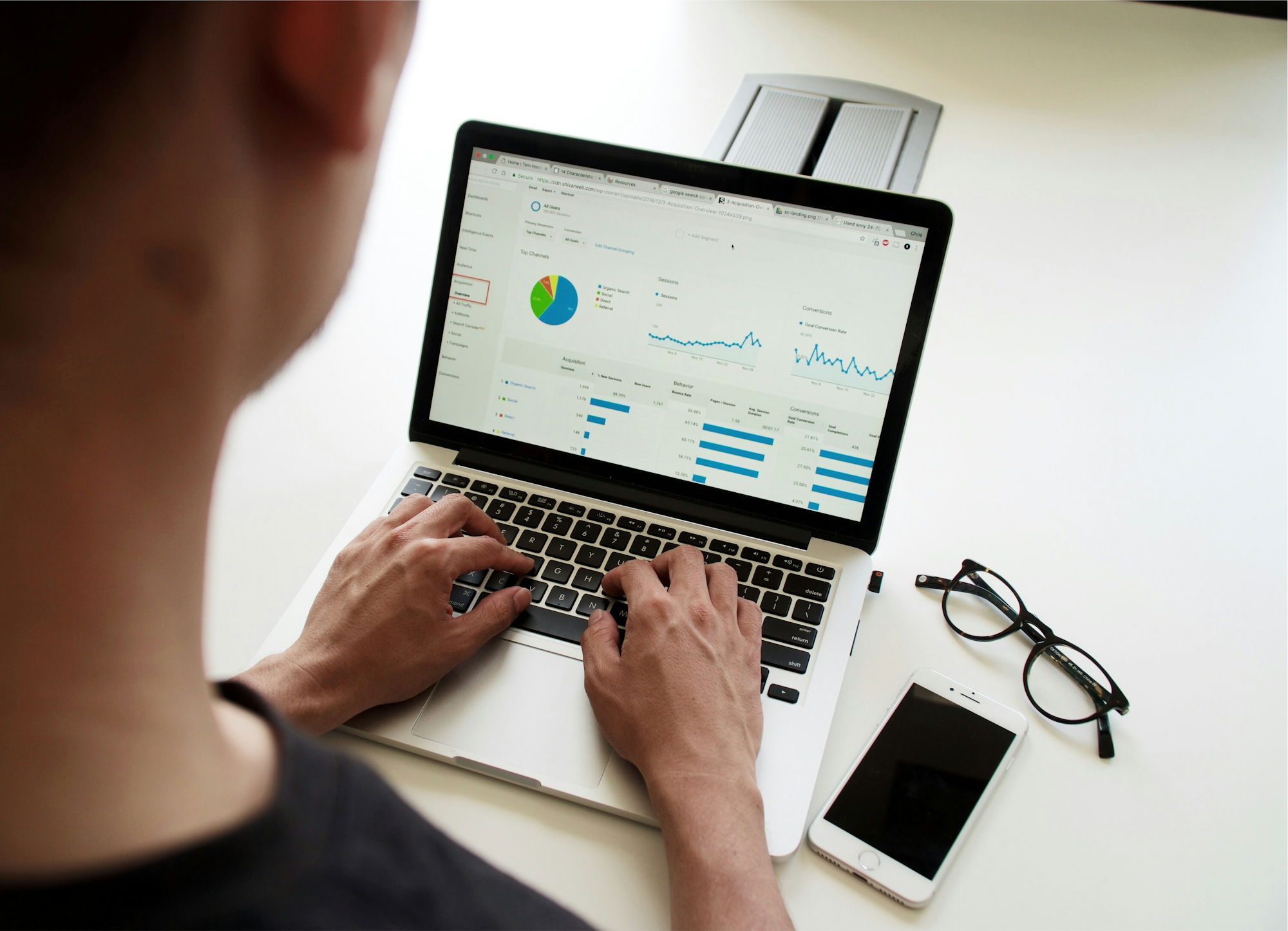 person-using-mac-book-pro.jpg person using MacBook Pro